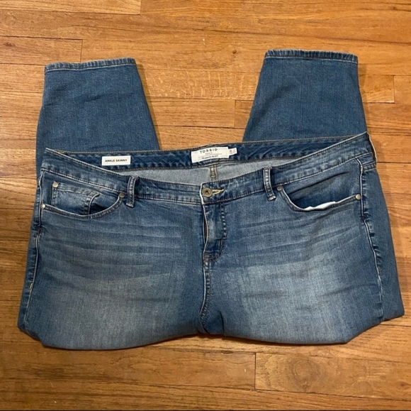 EUC Torrid Ankle length skinny jeans 22R - Picture 3 of 5